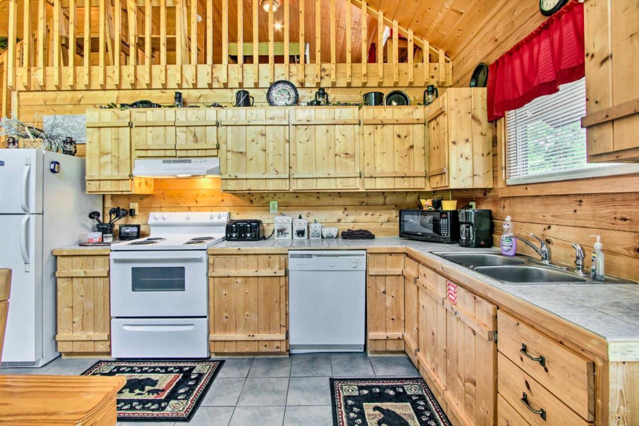 Cabin With Hot Tub And Deck About 12 Mi To Pigeon Forge! Sevierville Exterior foto
