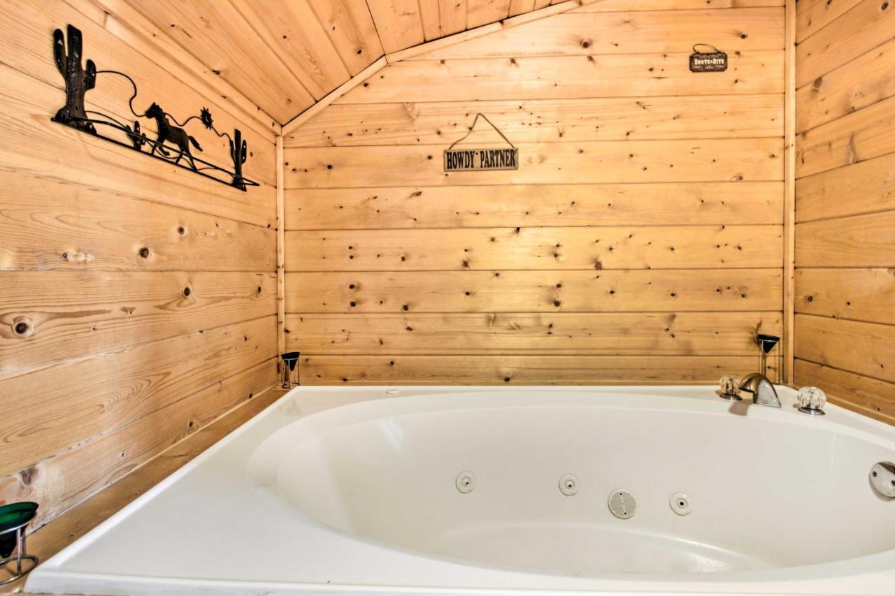 Cabin With Hot Tub And Deck About 12 Mi To Pigeon Forge! Sevierville Exterior foto