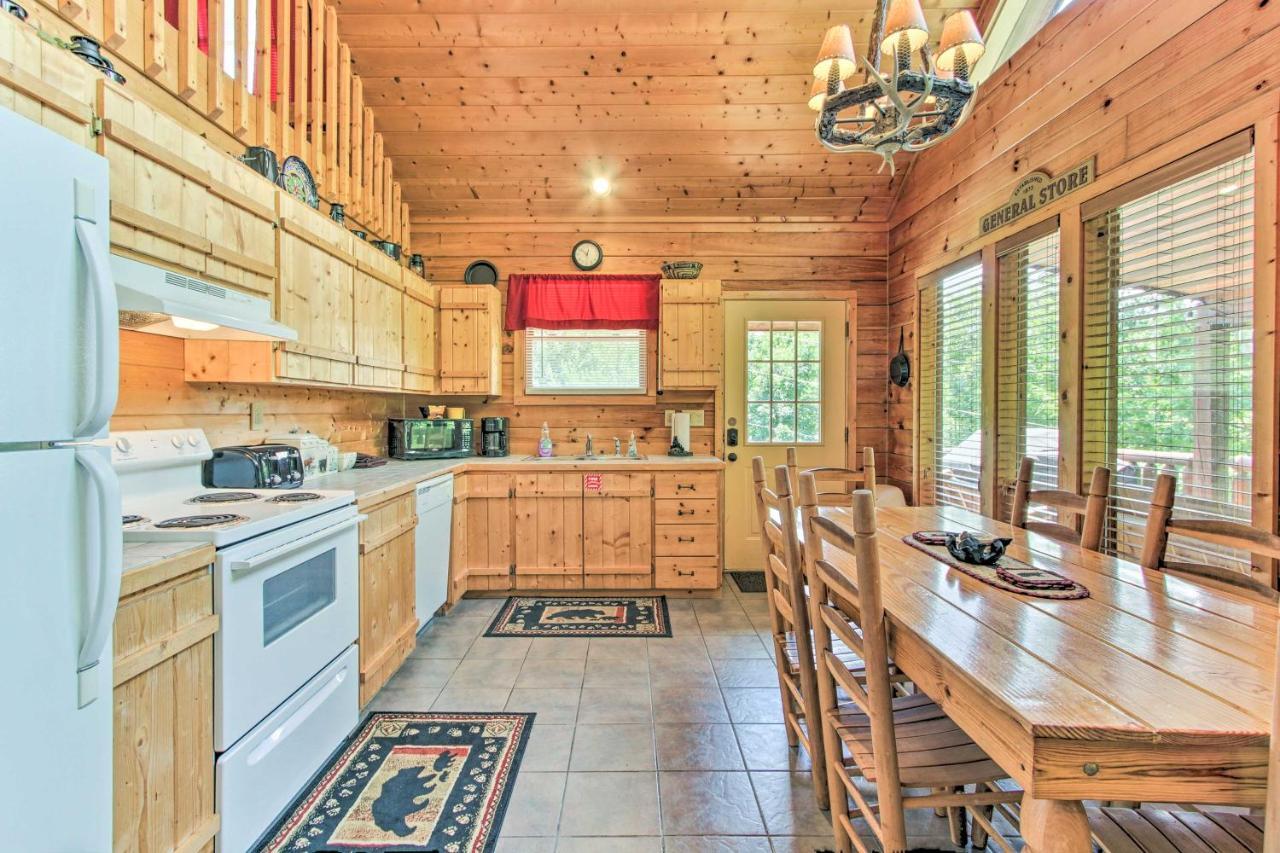 Cabin With Hot Tub And Deck About 12 Mi To Pigeon Forge! Sevierville Exterior foto
